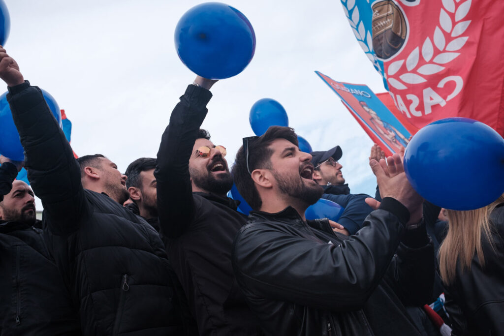 Sfeerbeeld van een menigte met blauwe ballonnen, voorbeeld van een niet-gericht reisportret