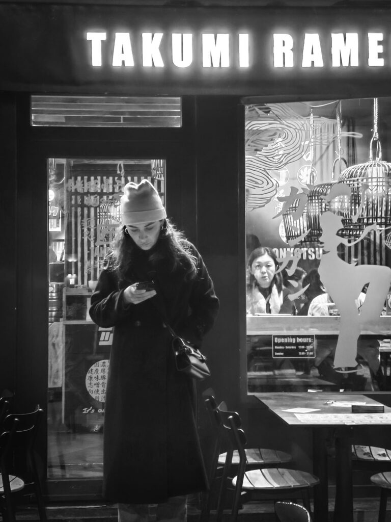 Portretfotografie met smartphone in tegenlicht voor sterk contrast op straat