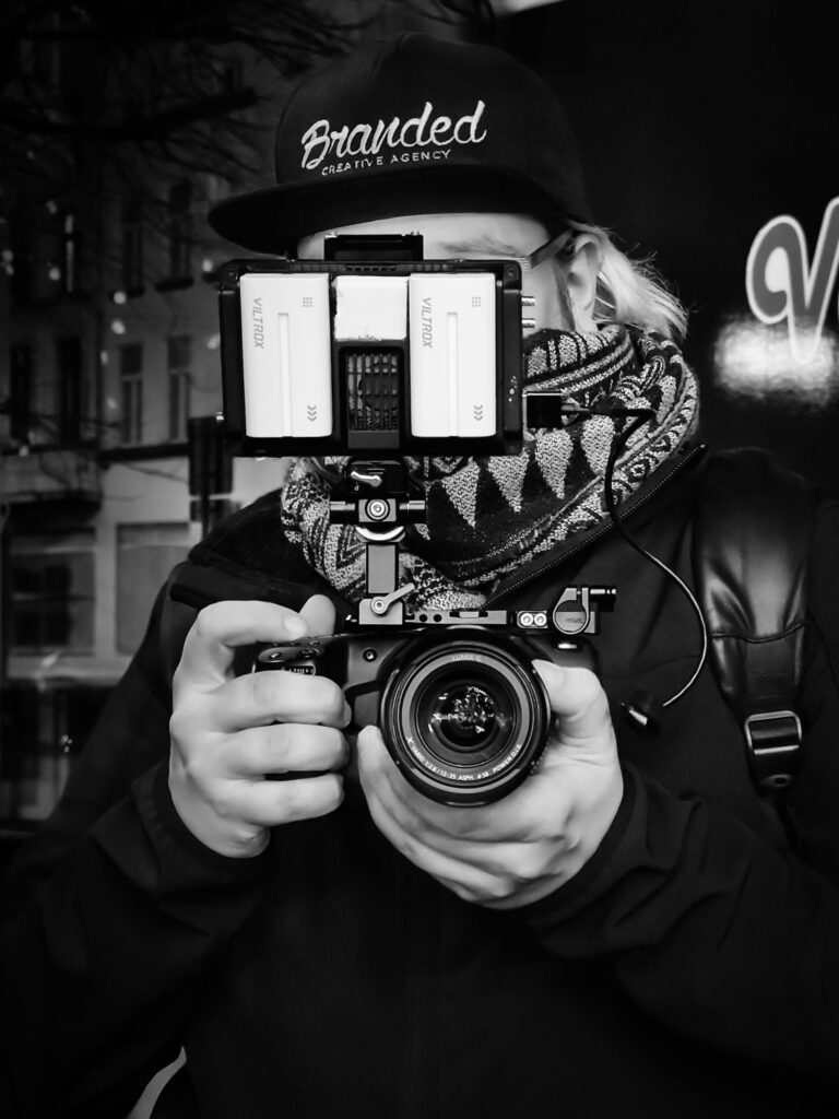 Portretfotografie met smartphone bij weinig licht: twee straatfotografen letten op de lichtbronnen