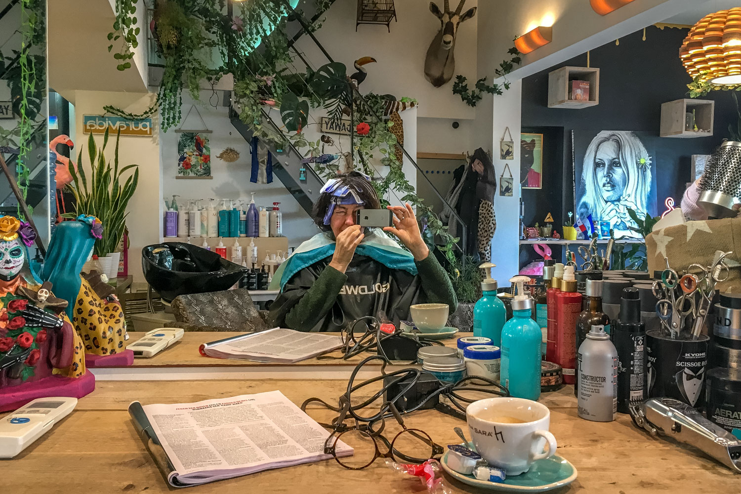 Portretfotografie met smartphone: fotograaf maakt een spiegelportret in een drukke kapper/koffiebar