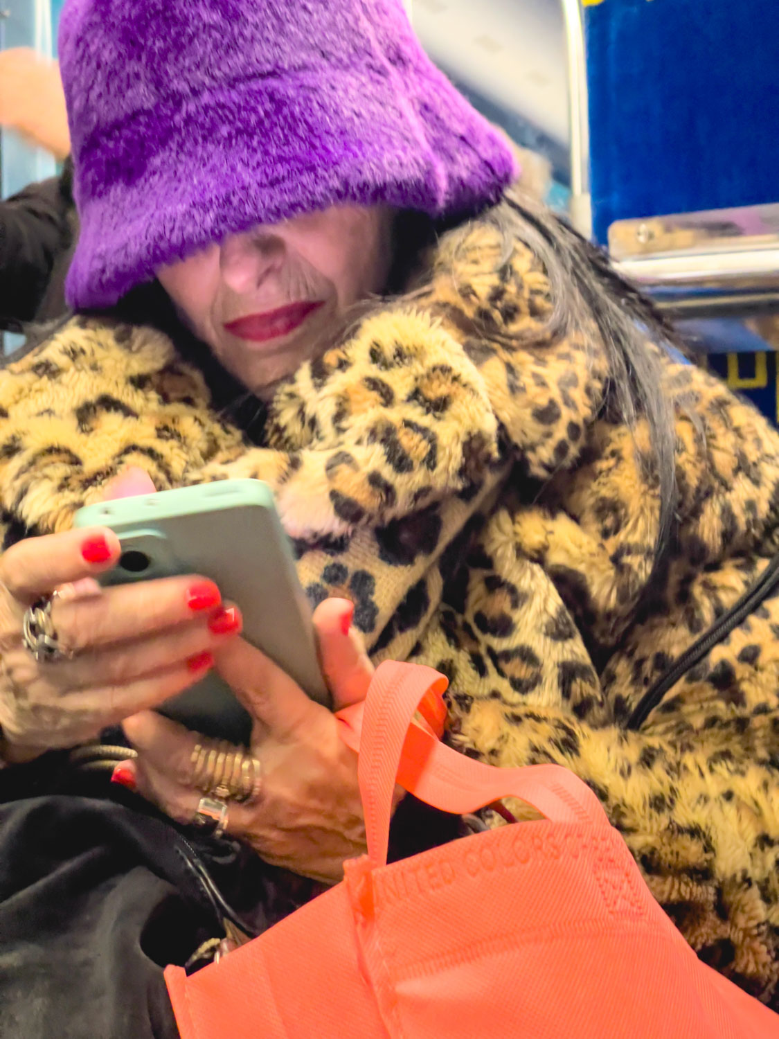 Portretfotografie met smartphone op de metro:discreet portretten van reiziger in Lissabon