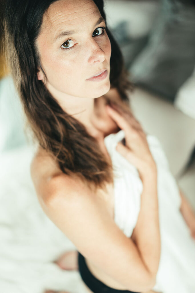 boudoirfotografie waarbij dezelfde pose een andere uitstraling krijgt