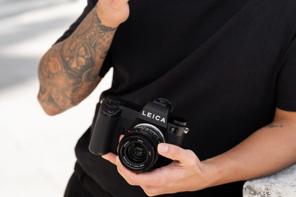 Leica SL3-P met Leica lens in handen van mannelijke fotograaf