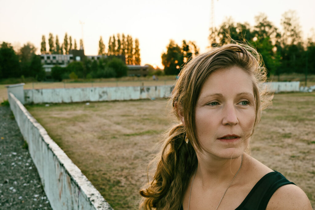 Portret met betonnen muur dwars door het hoofd, veelgemaakte beginnersfout bij portretfotografie