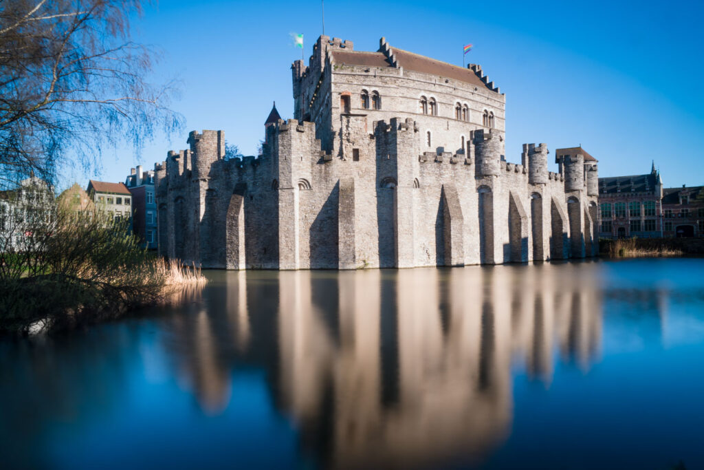 Het Gravensteen in Gent vanuit de St-Widostraat met reflectie in het water, fotograferen in Gent