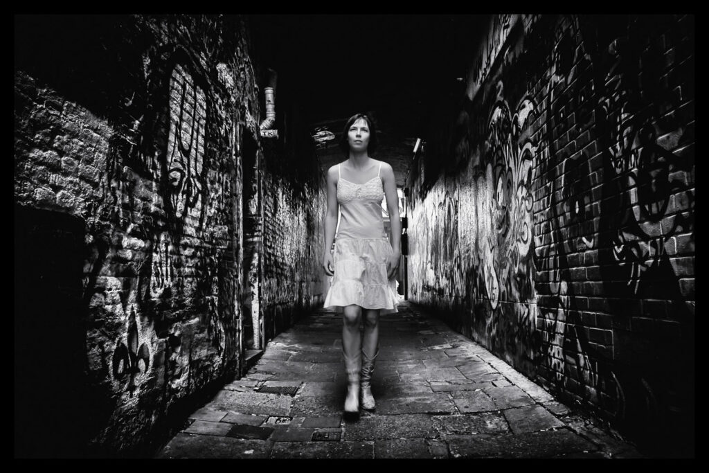 Model poseert in het Graffitistraatje in Gent als achtergrond voor modelfotografie