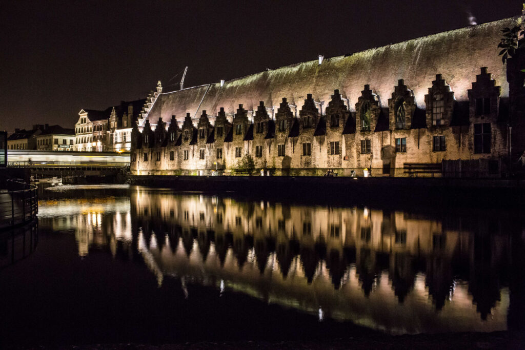 Het Vleeshuis bij de samenvloeiing van Leie en Schelde in Gent bij avondverlichting