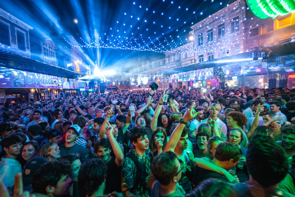 Drukke Vlasmarkt tijdens de Gentse Feesten in Gent met sfeerverlichting, fotograferen in Gent tijdens festivals