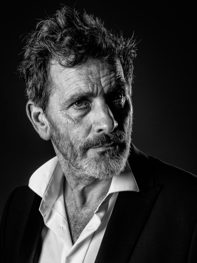  Zwart-witportret van acteur Koen De Bouw door fotograaf Pieter Clicteur