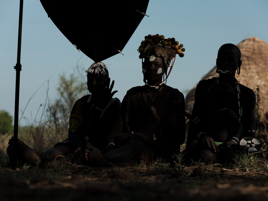 Vergelijking van twee foto's met en zonder flitslicht op locatie in Ethiopië zeer donker 