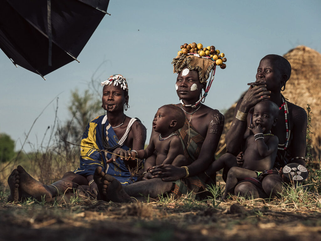 Vergelijking van twee foto's met en zonder flitslicht op locatie in Ethiopië resultaat met flits