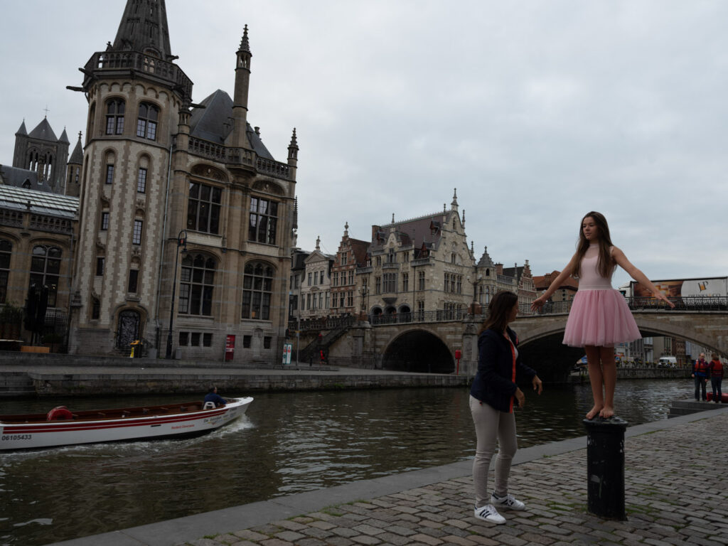 Omgevingsportret van een danseres aan de Gentse Korenlei met flitslicht op locatie met boot