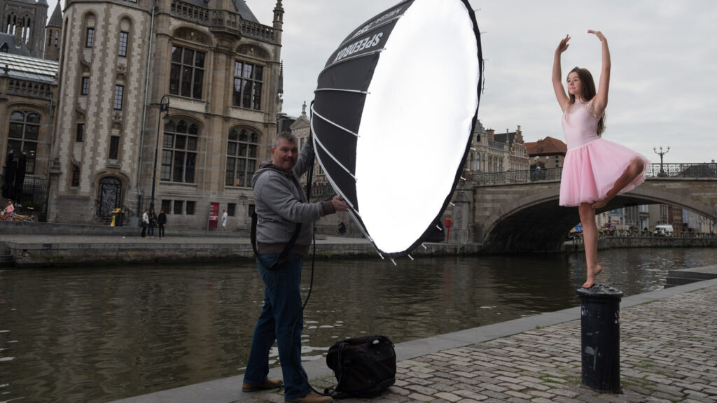 Omgevingsportret van een danseres aan de Gentse Korenlei met flitslicht op locatie met softbox