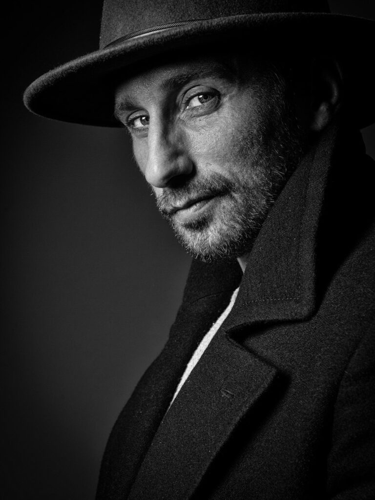 Zwart-witportret van acteur Mathias Schoenaerts door fotograaf Pieter Clicteur