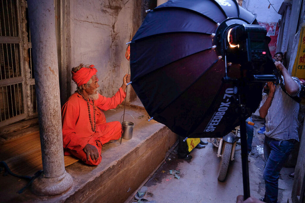 Behind-the-scenes van een flitsopstelling met CTO-kleurfilter op locatie