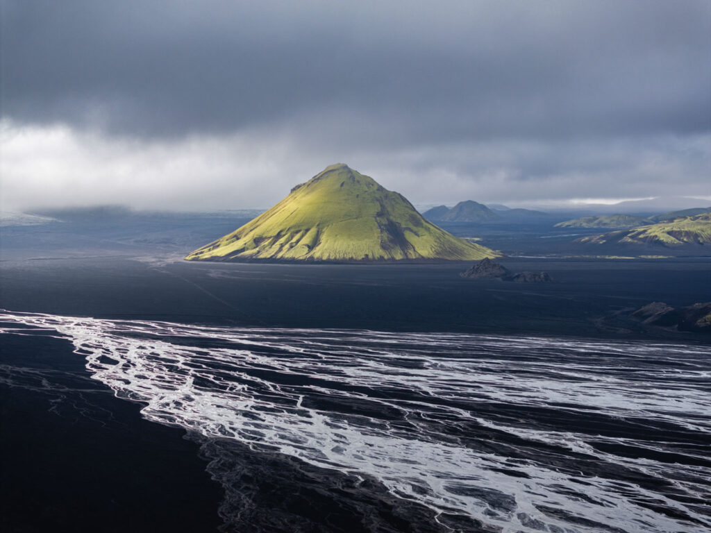 Groene vulkanische berg in IJsland als voorbeeld van globale aanpassingen bij landschapsfoto's bewerken