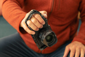 Peak Design Field Bracket op Leica camera