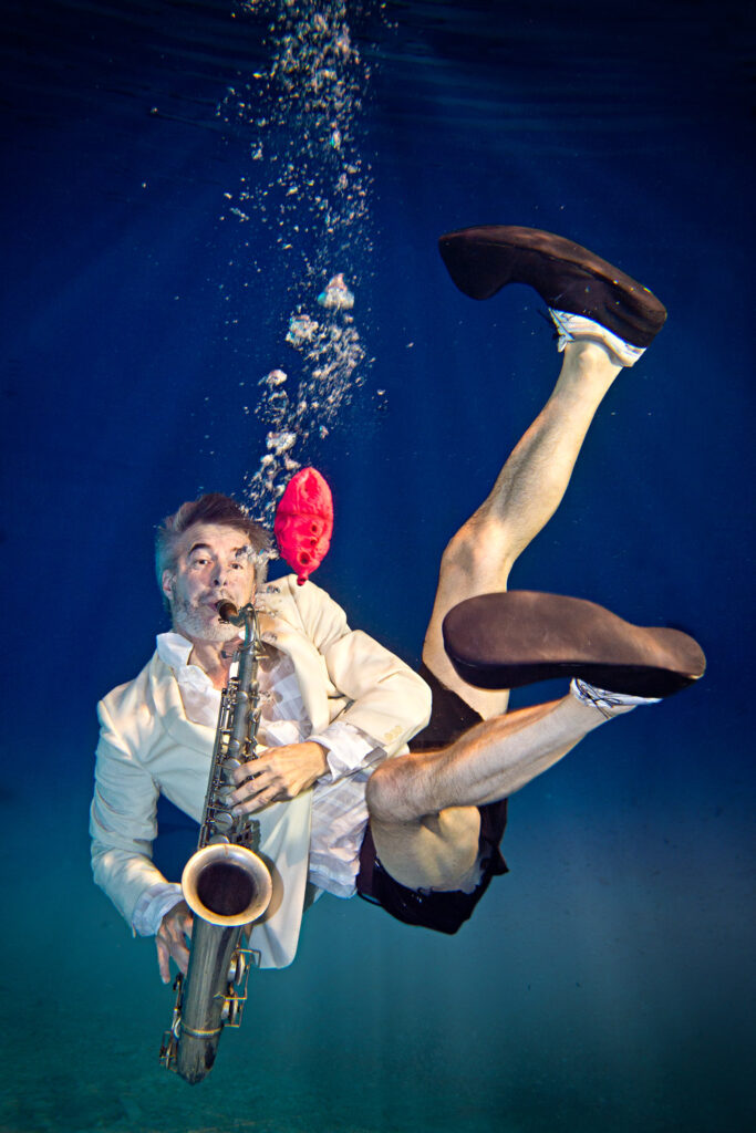 Onderwaterportret van saxofonist Marc Coessens door fotograaf Pieter Clicteur uit het boek heArt