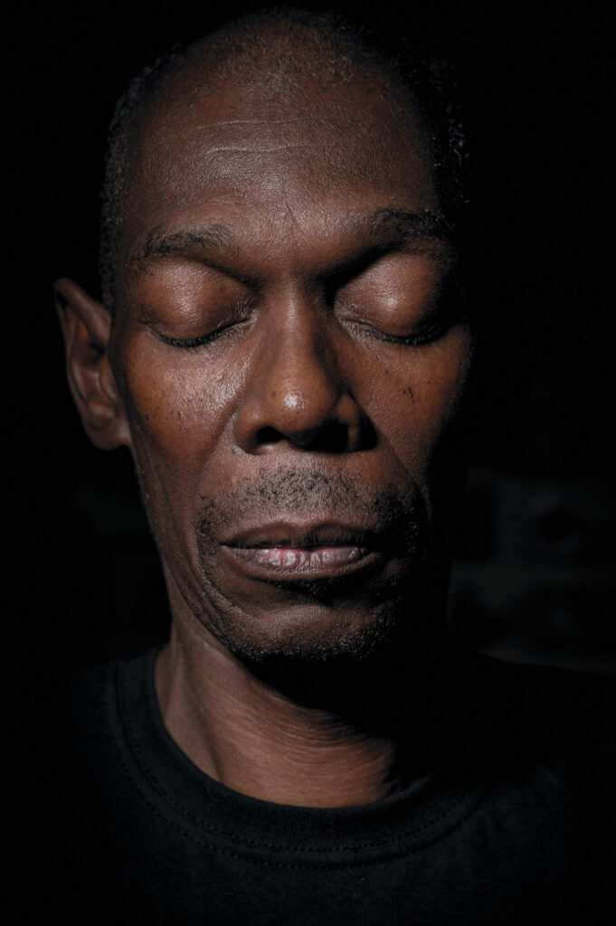 Portret van muzikant Maxi Jazz van Faithless door fotograaf Pieter Clicteur