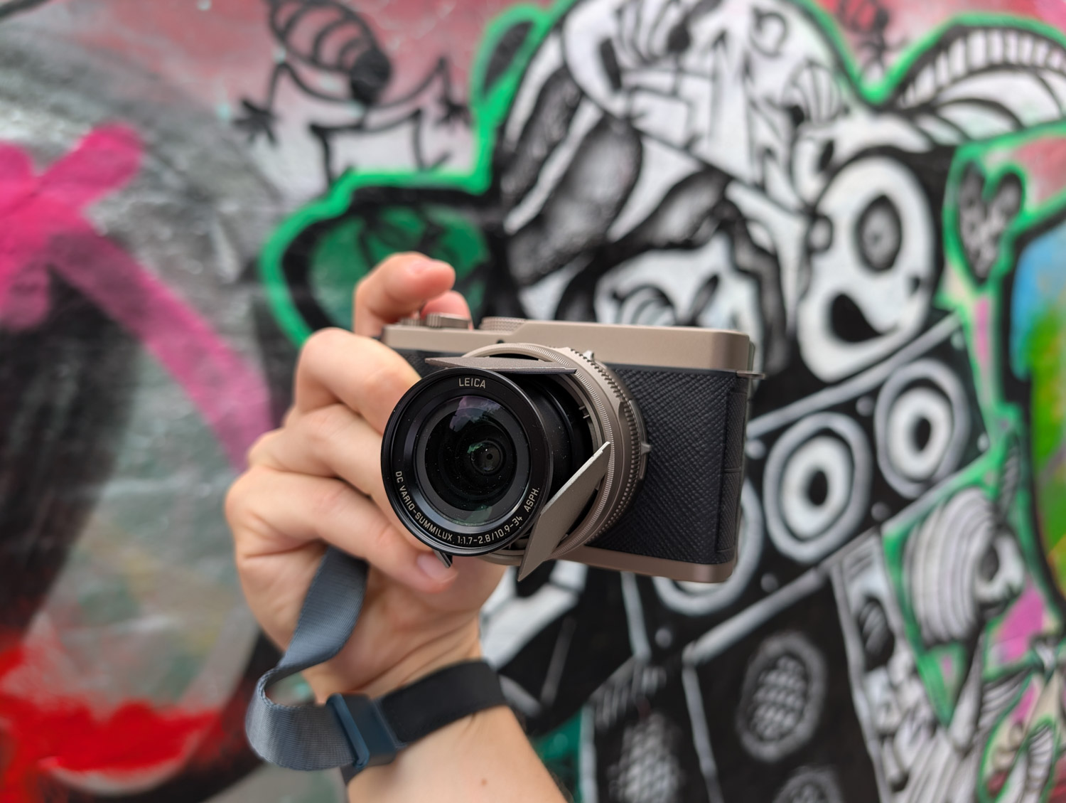Panasonic Lumix DC-L10 camera voorkant lens