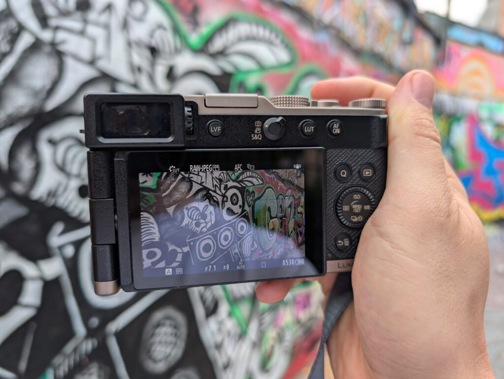 Panasonic Lumix DC-L10 camera achterkant scherm
