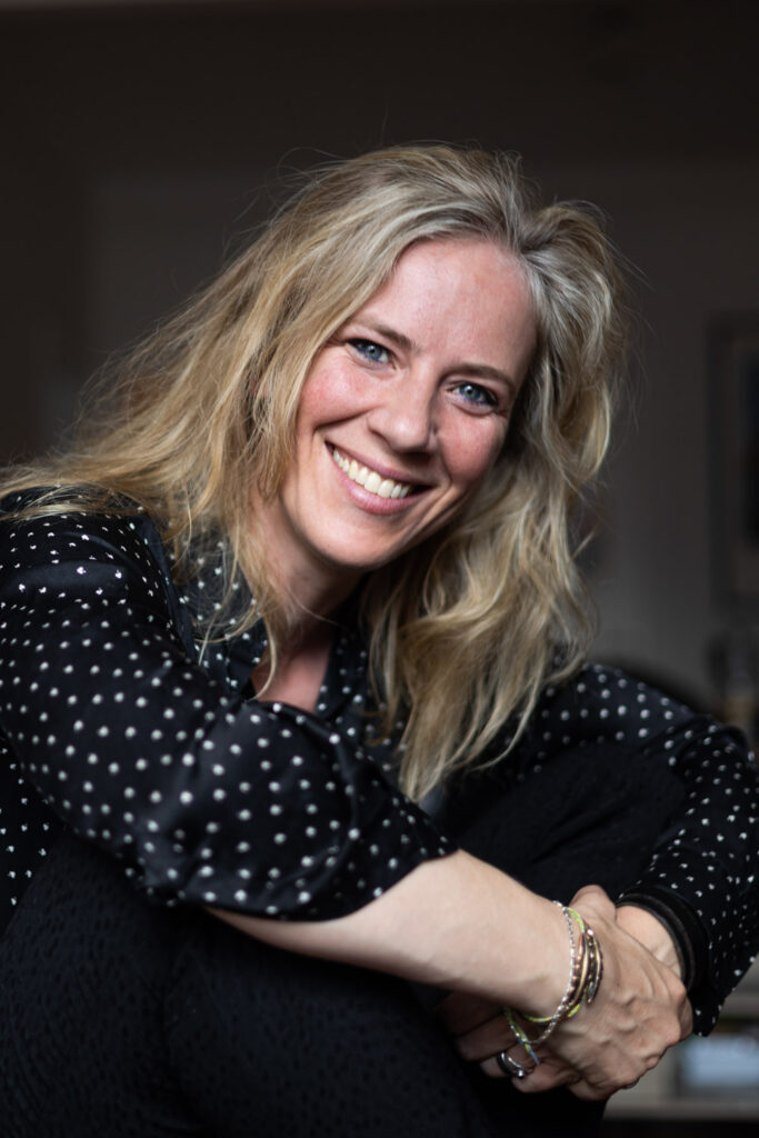 Intimiteitscoördinator Philine Janssens lacht tijdens een zwart-wit portret over veilig fotograferen met modellen