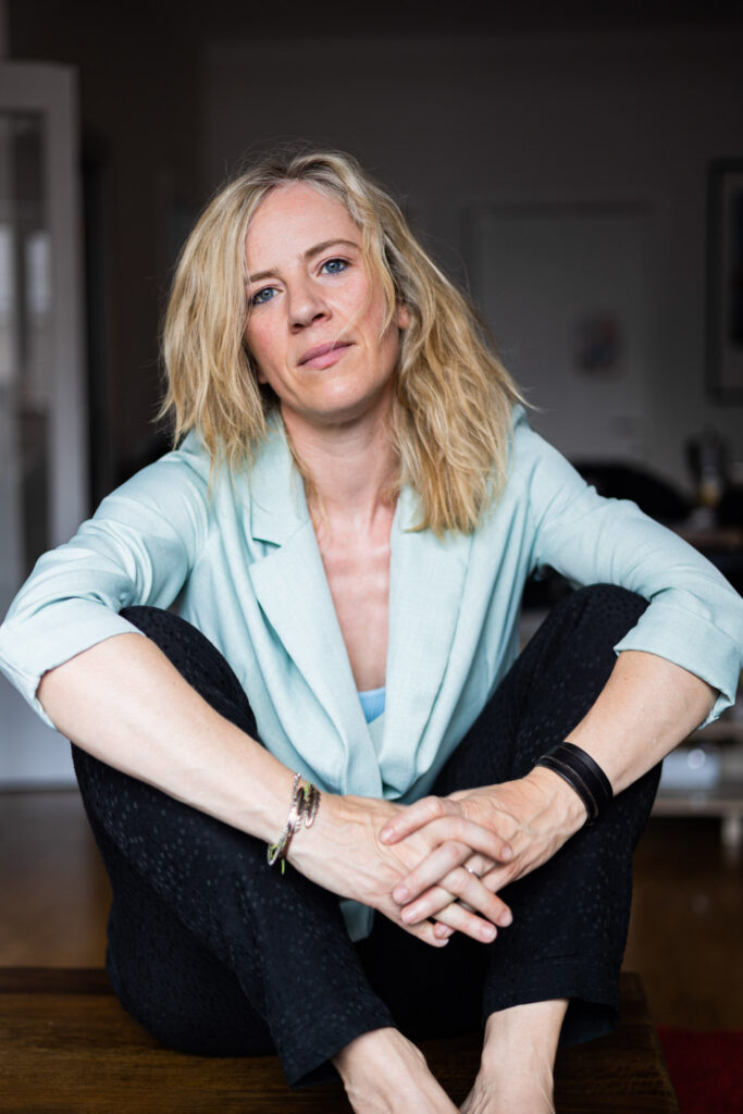 Intimiteitscoördinator Philine Janssens zit ontspannen bij planten tijdens een portret over veilig werken met modellen
