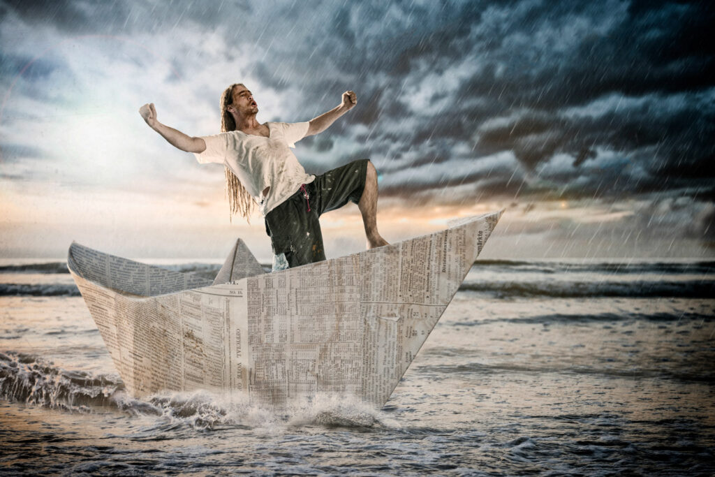 Surrealistische compositie van een man op een papieren boot door fotograaf Pieter Clicteur