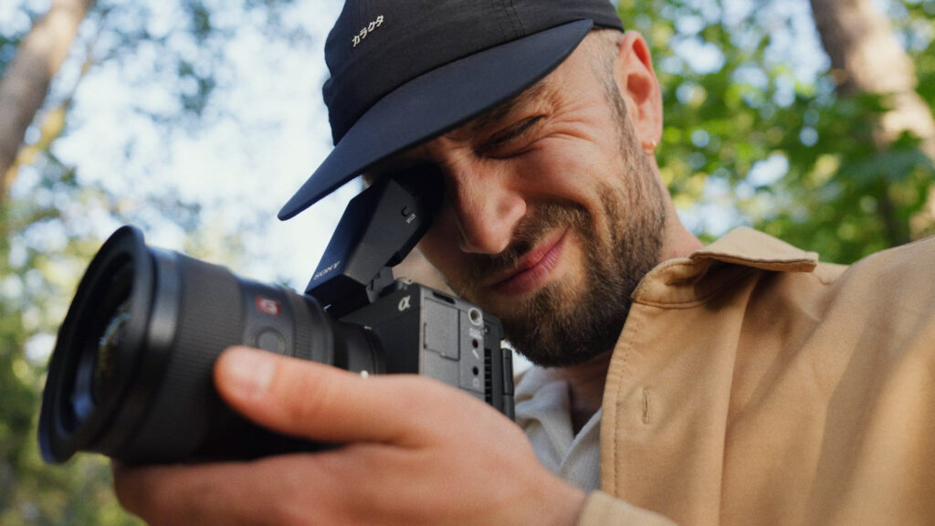 Sony FX5 zoeker in handen van videograaf