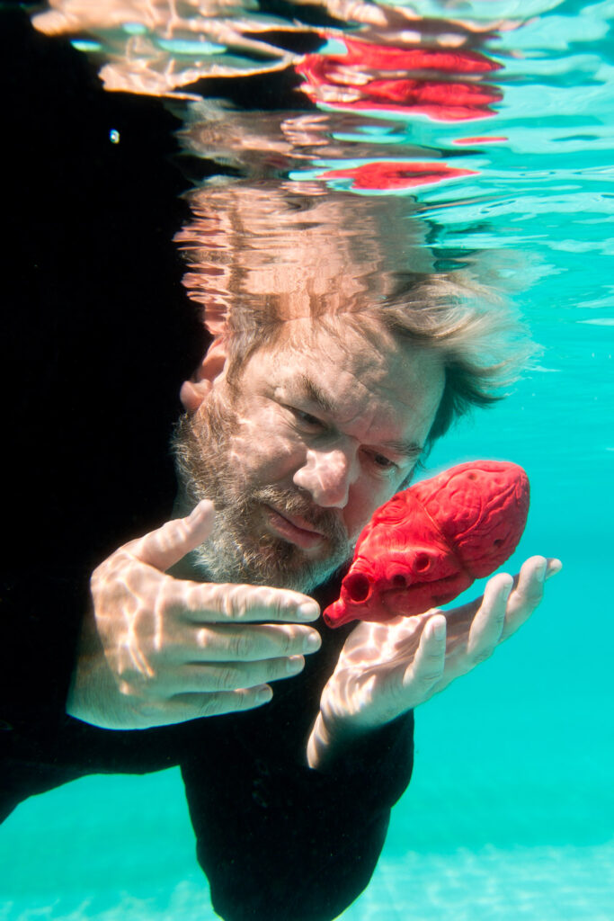Onderwaterportret van Wim Opbrouck met artificieel hart door fotograaf Pieter Clicteur uit heArt