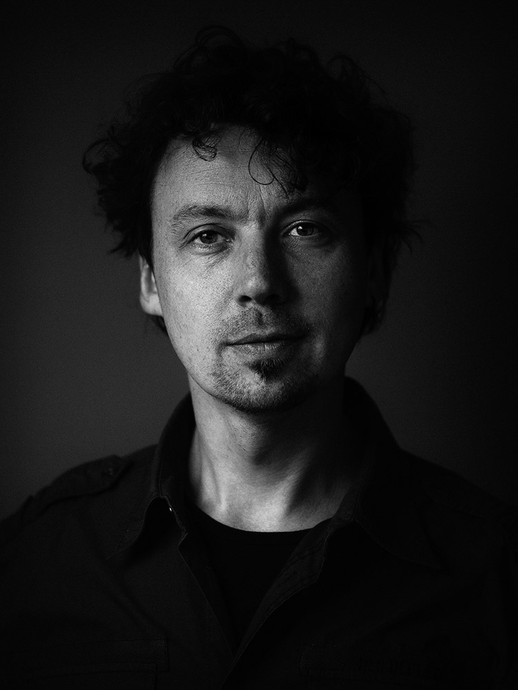 Zelfportret in donkere tonen van fotograaf Pieter Clicteur