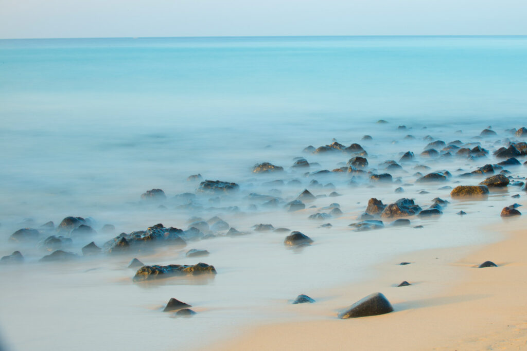 Lange sluitertijd van 25 seconden aan het strand op Fuerteventura met vervaagd water