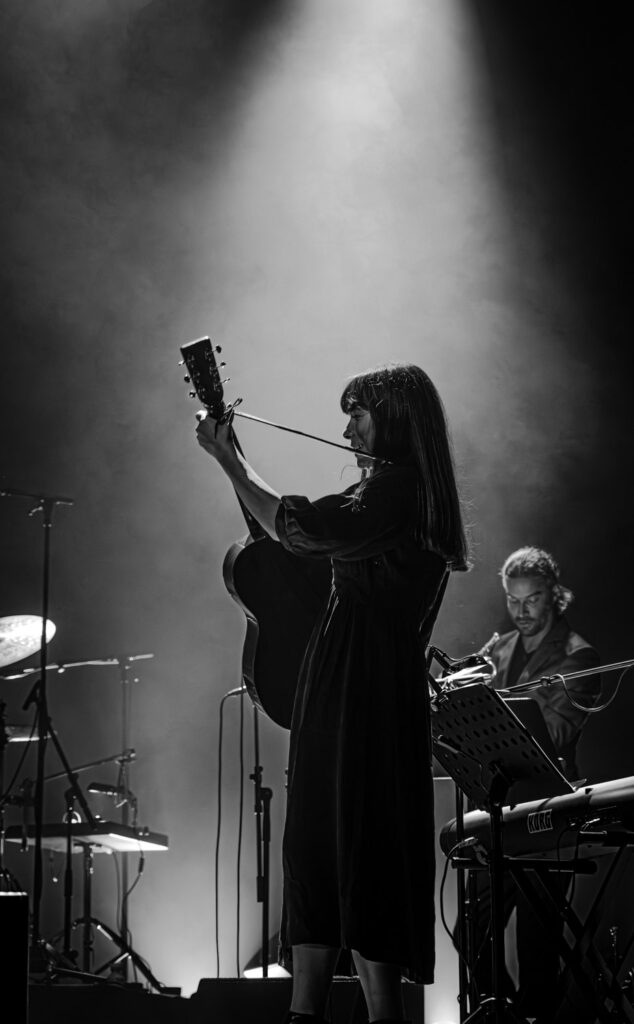 Concertfotografie van zangeres Neeka tijdens een live optreden op het podium
