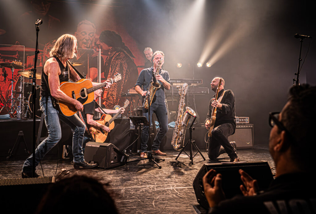 Concertfotografie van Vlaamse muzikanten die samen op het podium een eerbetoon brengen