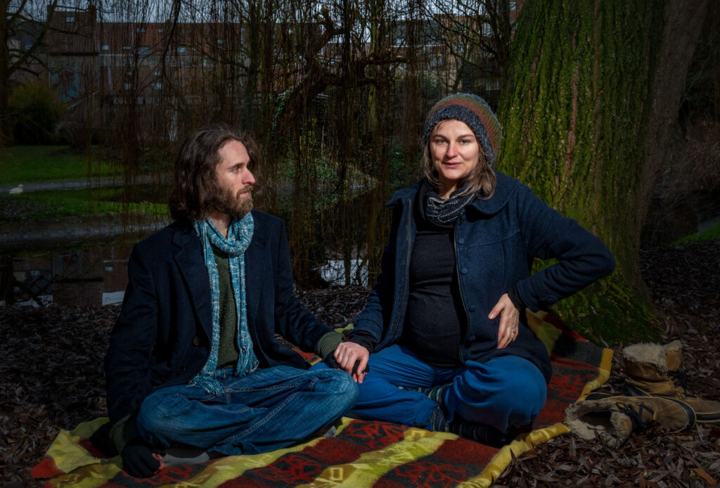 portretfotografie op locatie van een zwanger koppel in een park in Gent