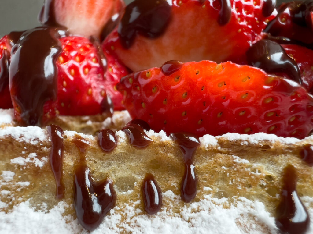 zijlicht in foodfotografie met je smartphone, dessert met aardbei en chocolade