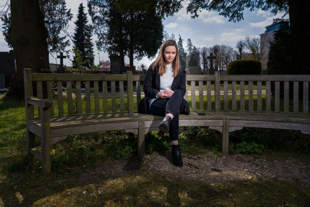 sociaal geëngageerde fotografie op de Sterretjesweide in Leuven, jonge vrouw op een bank