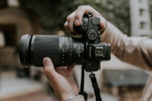 Nikon lens en camera in handen van fotograaf