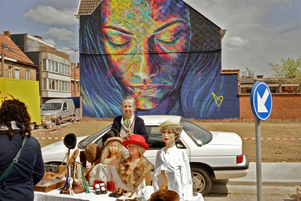 Vrouw voor een kunstwerk op de rommelmarkt van Krottegem