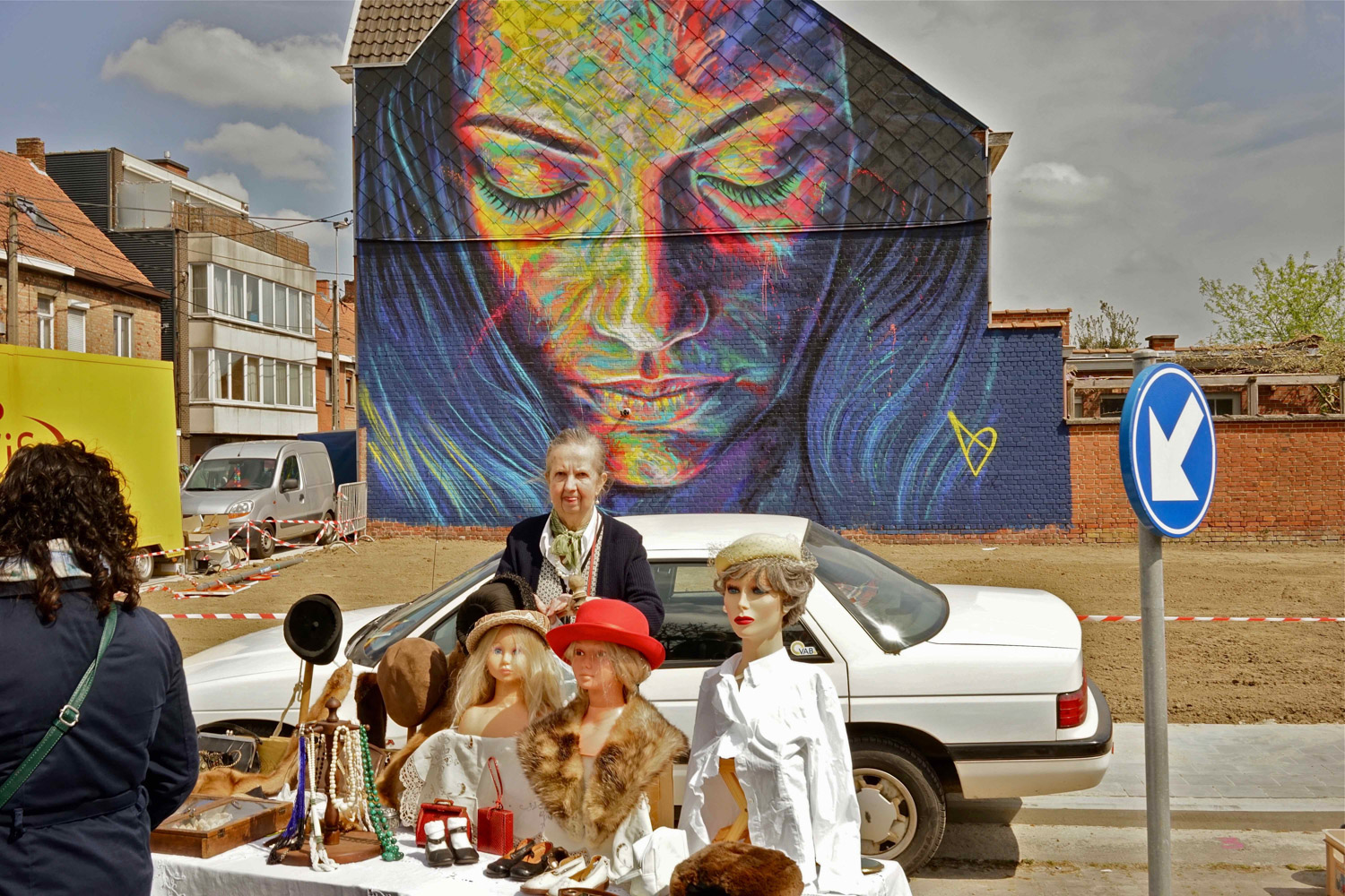 Vrouw voor een kunstwerk op de rommelmarkt van Krottegem