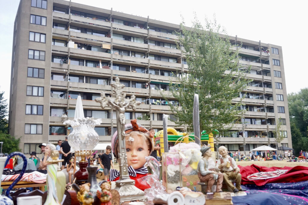 Rommelmarkt in de Scandinaviëstraat in Gent.