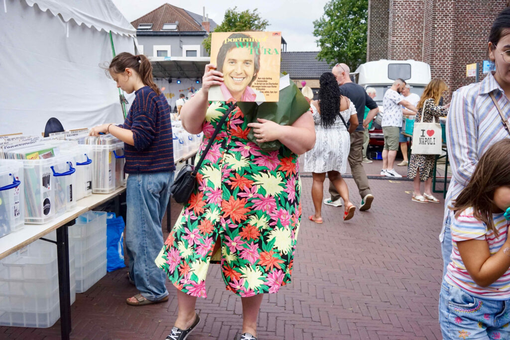 prortret vrouw op rommelmarkt