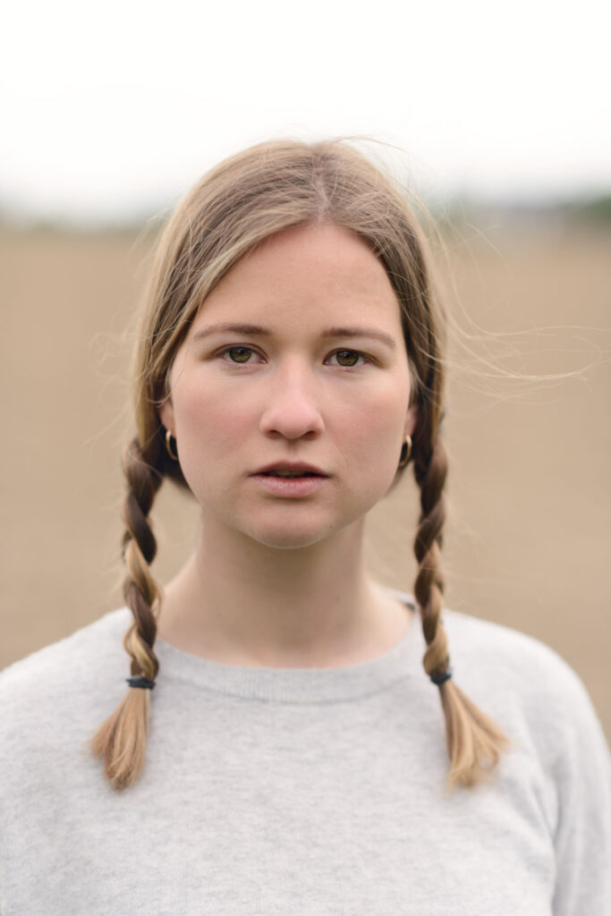 close-up portret model met vlechtjes