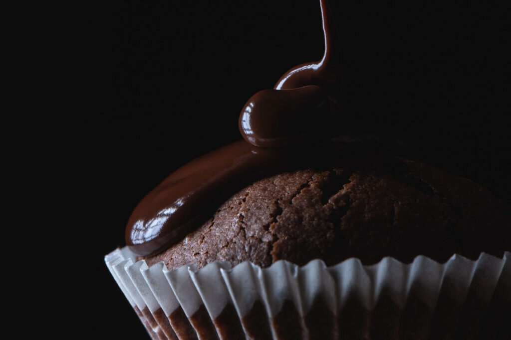 chocoladesaus op een muffin