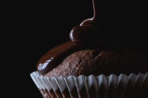 chocoladesaus op een muffin