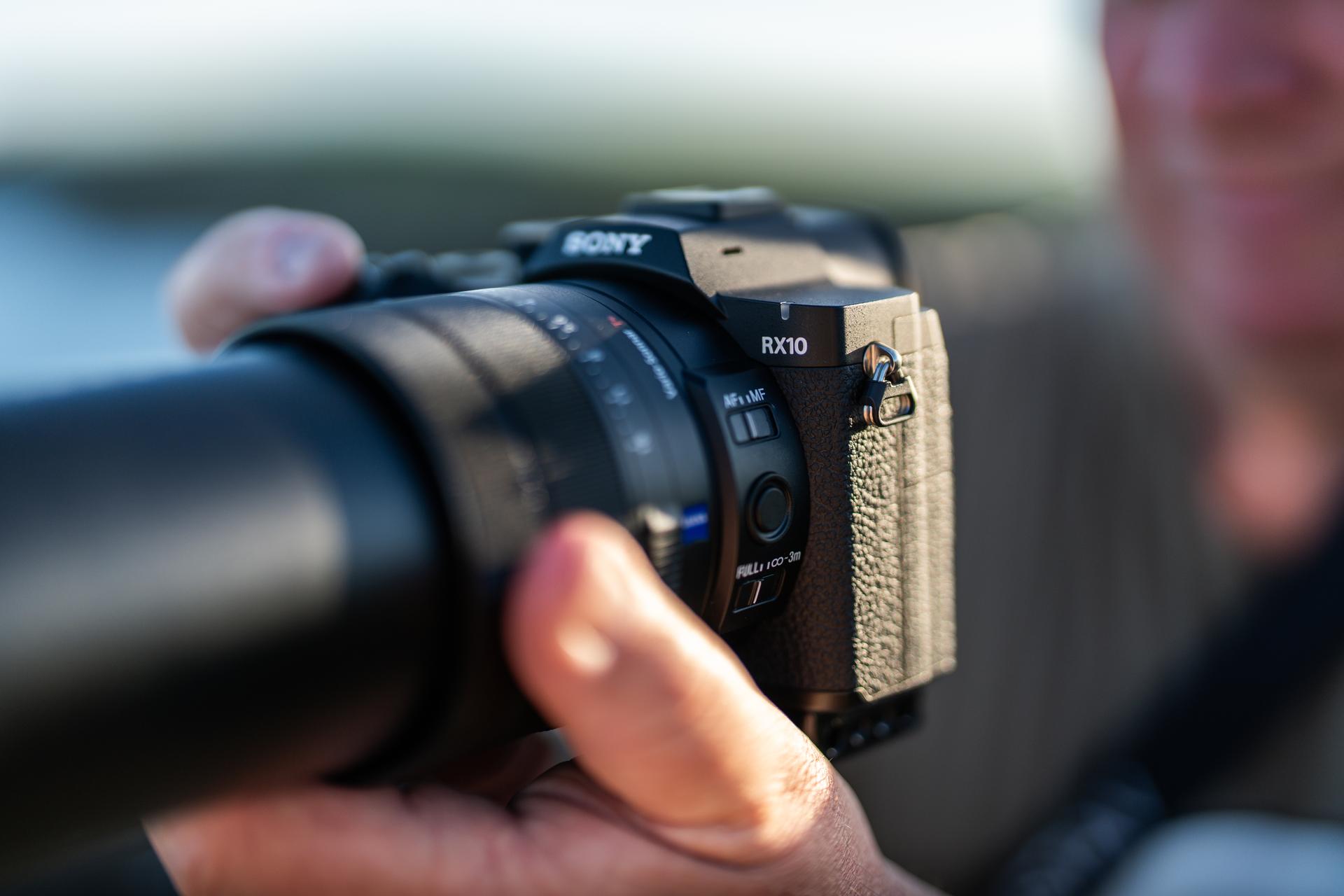 Sony RX10 V in handen van fotograaf