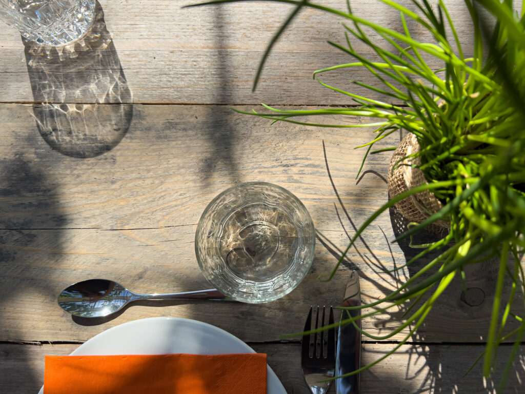 hard licht met scherpe schaduwen in foodfotografie, gedekt tafeltje op houten tafel