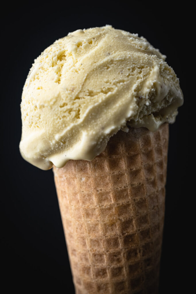 Macro foodfotografie van een bolletje ijs in een hoorntje met zacht licht