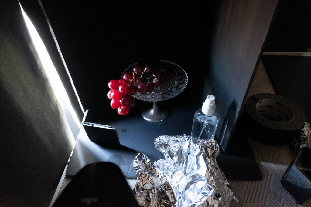 Eenvoudige opstelling voor macro foodfotografie met vensterlicht, zwarte panelen en zilverpapier