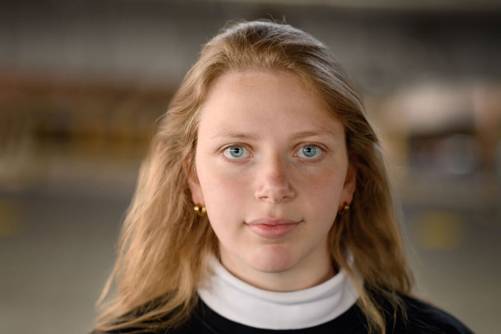 Natuurlijk portret van jonge vrouw met blauwe ogen